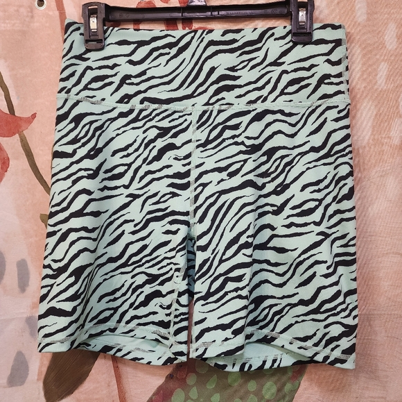 Define Powerhold High Waisted 6" Shorts - Picture 2 of 7